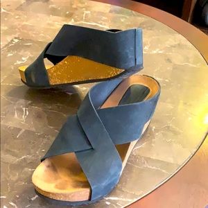 Neiman Marcus platform slides size 9
